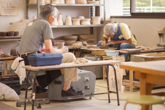 陶器づくりにいそしむ