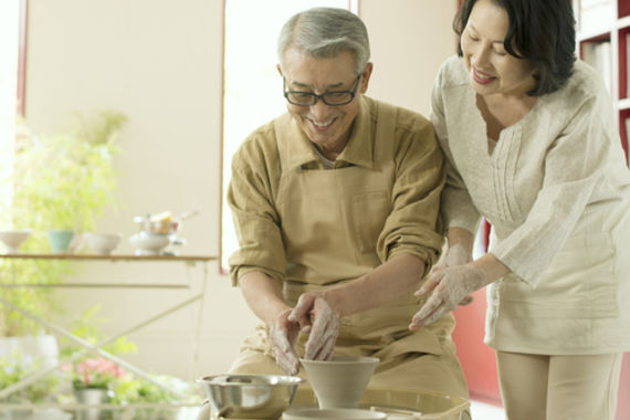 陶芸を楽しむシニア