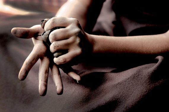 慣れた手つきで手びねり