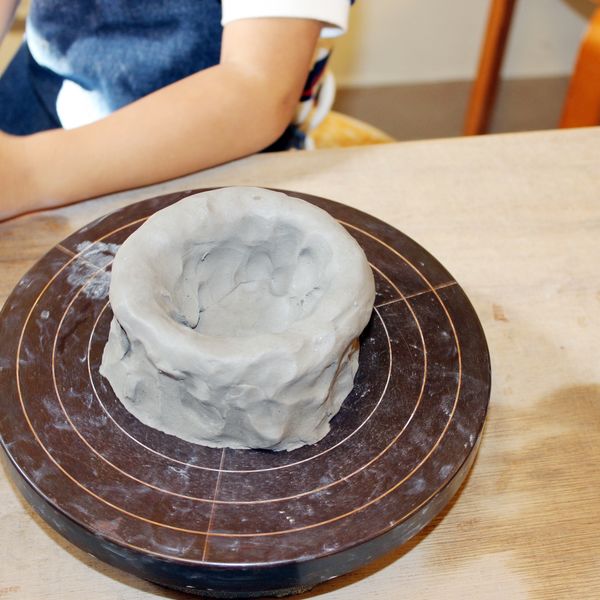 バリアフリーの陶芸体験教室アトリエ信は手びねり体験コースがございます