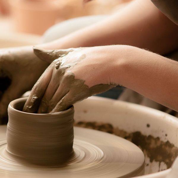 バリアフリーの陶芸体験教室アトリエ信ではろくろ体験ができます