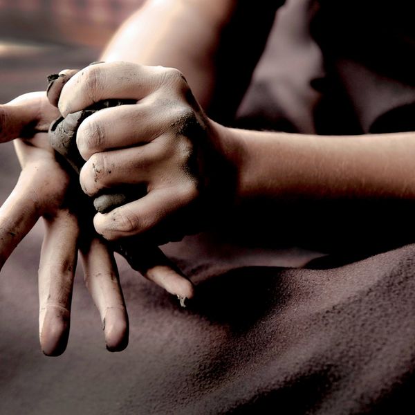 地域発展を目指して茨木粘土を使用したアイテムを制作・販売しております